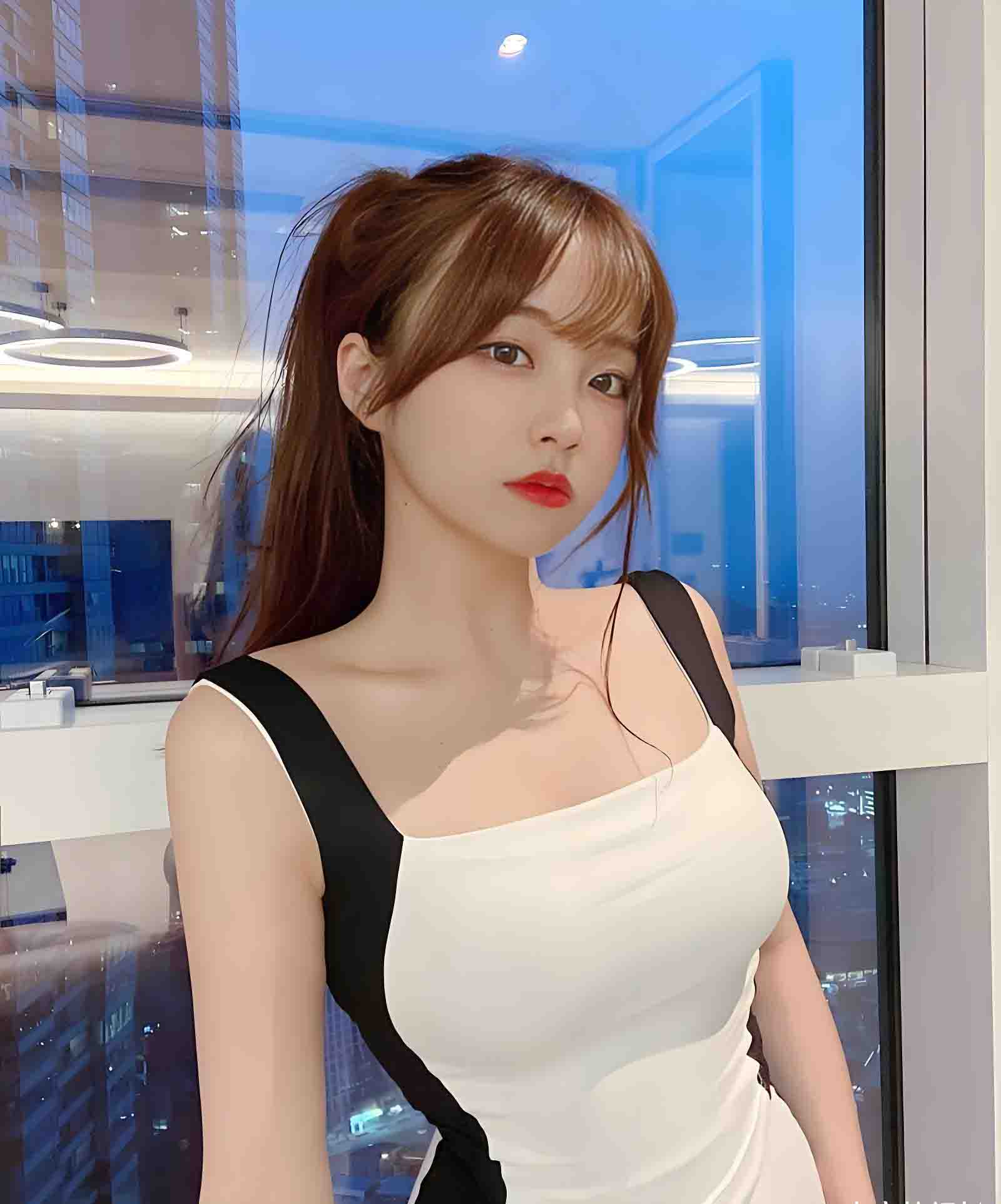 武汉大学计算机院，美女辅导员【徐曦】竟然偷偷直播玩擦边还私下